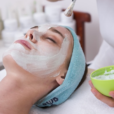 Women facial bleach treatment
